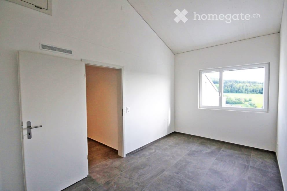 Luxuriöse 3,5 Zimmer Attika-Wohnung in 3-Familienhaus an sonniger Südhanglage - Büro mit Estrichzugang