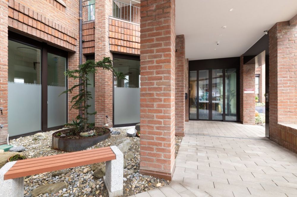 Klimatisierte 2.5 Zimmerwohnungen mit Concierge, Fitness und Pool - Haupteingang