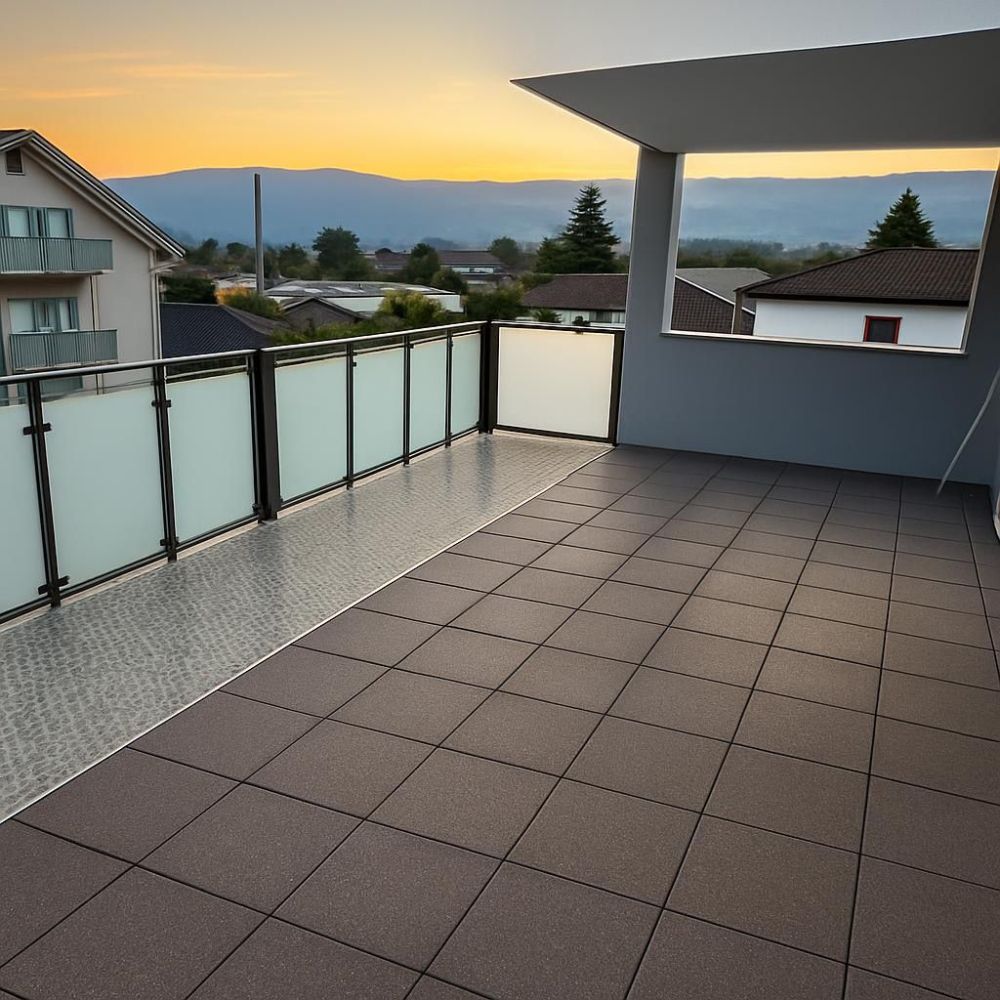 Exklusive 2.5-Zimmer-Attikawohnung mit grosser Terrasse in Studen - Bild 1