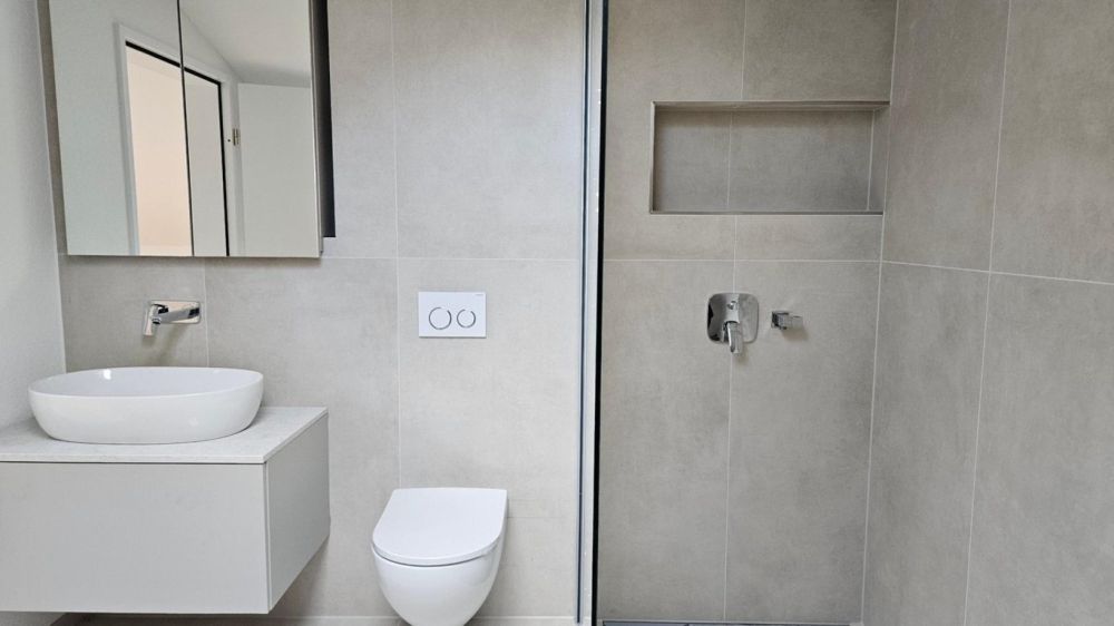 Helle, neue luxuriöse 2½ Zimmer Wohnung (H2) EG mit grossem Sitzplatz - Bild 5