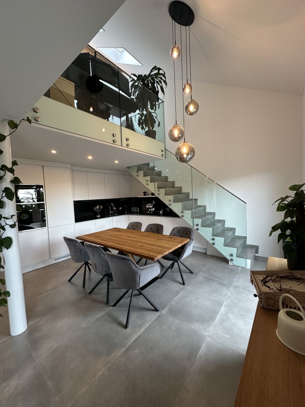 Moderne 2.5 Zimmer Dachwohnung mit Galerie - Bild 1