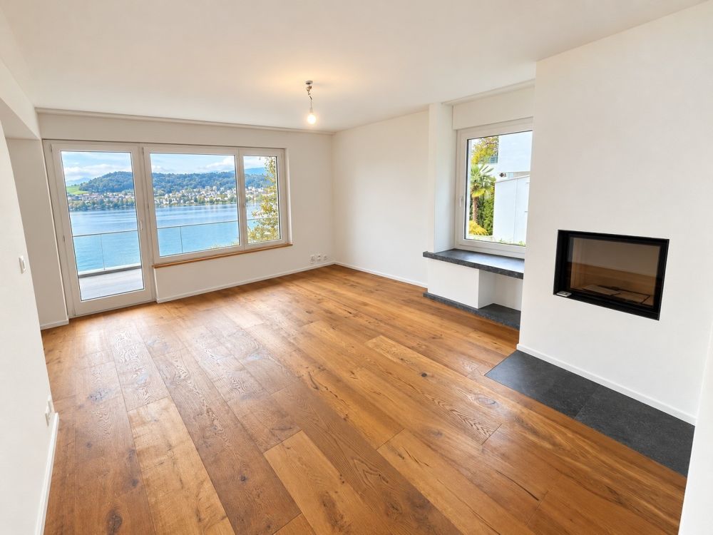 Wohnen mit Weitblick  sanierte 5-Zimmer-Wohnung mit unverbaubarer 180-Seesicht - Die gezeigten Fotos wurden mithilfe künstlicher Intelligenz (KI) bearbeitet und können daher Bild- und Darstellungsfehler aufweisen.