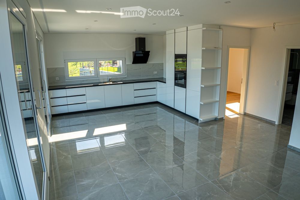 Exklusiv 5,5 Zimmer-Wohnung in Villa mit Blick auf den See und die Berge - Bild 3