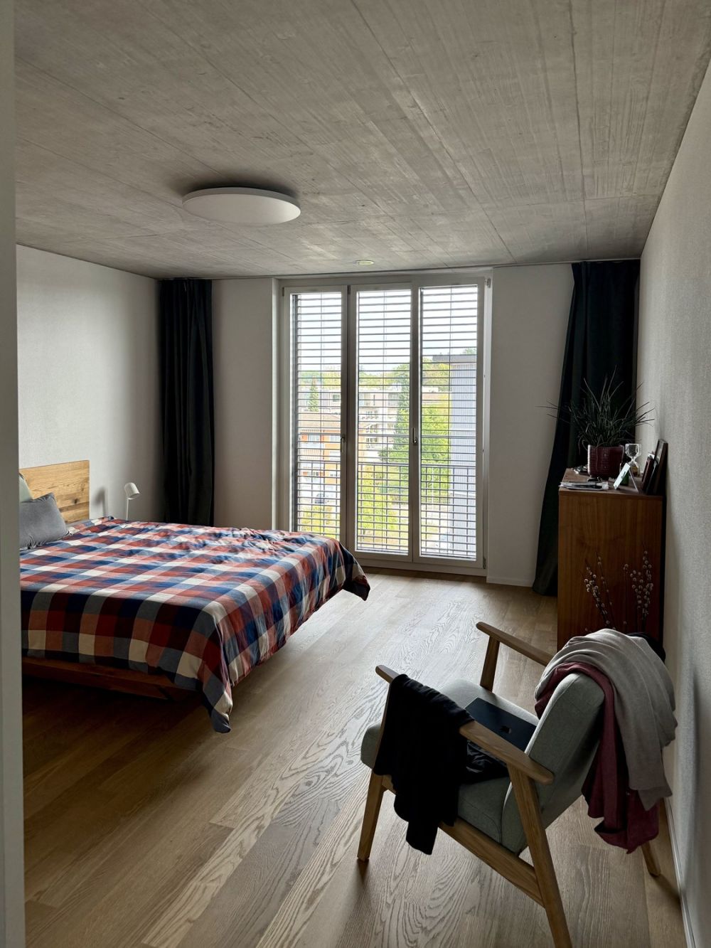 Moderne 2.5-Zimmerwohnung im 5. OG – naturnah wohnen in Kloten - Schlafzimmer