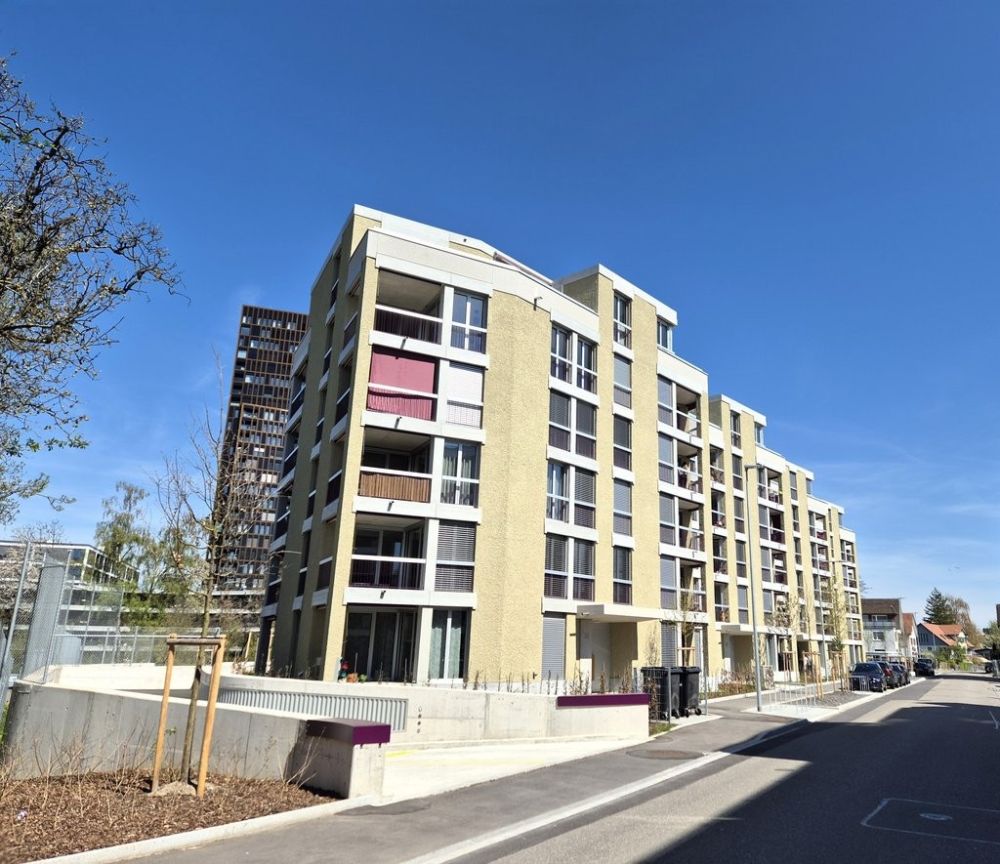 Attraktive und charmante Neubauwohnung mit Sitzplatz an bester Lage - Hausansicht Strassenseite