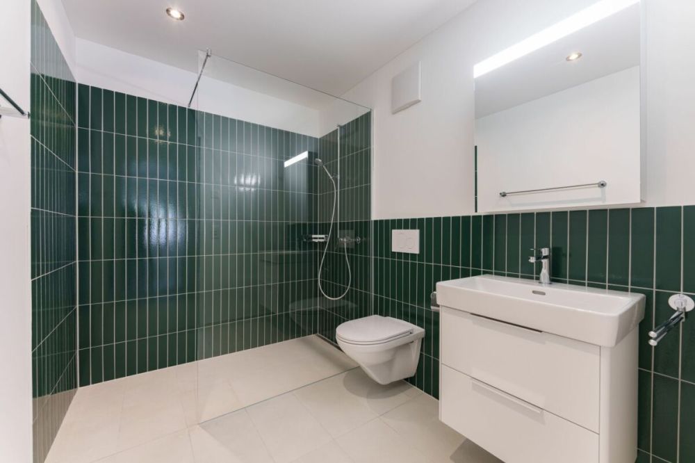 Erstvermietung "Haus Fridolin": Moderne Dach-Maisonettewohnung mit Balkon im Herzen von Glarus - Bild 3