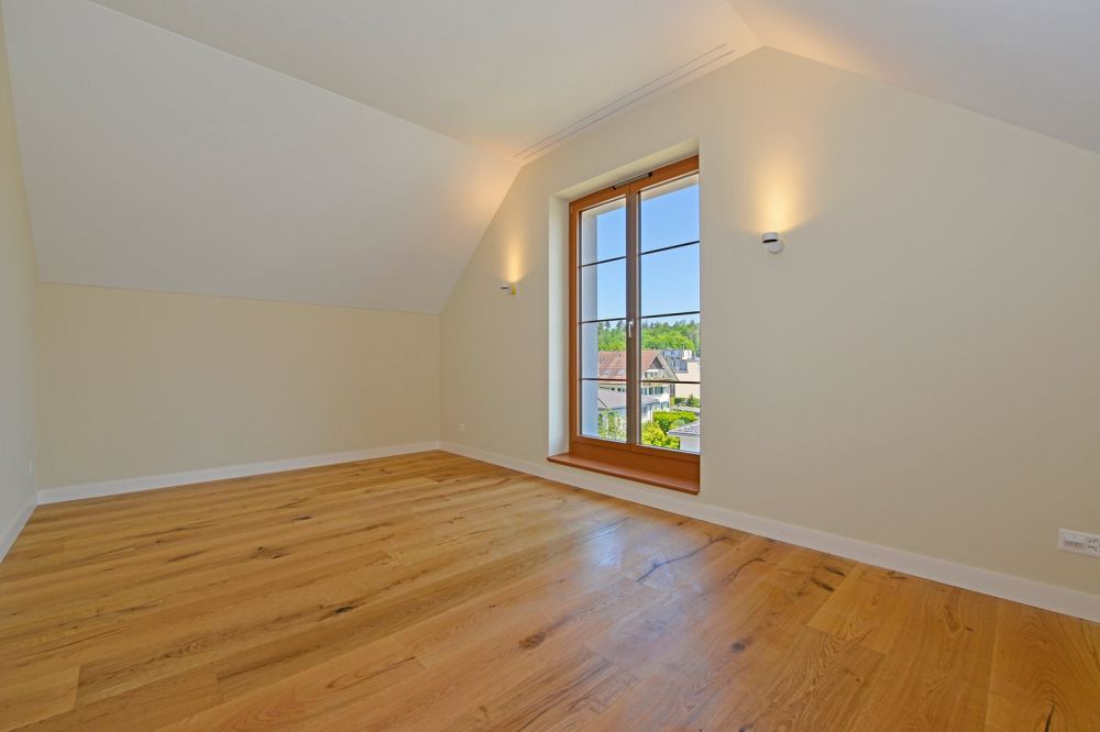 Hochwertige 3.5 Zimmer-Maisonette-Dachwohnung (100m²+) in Bassersdorf - Schlafzimmer/Büro Dachgeschoss