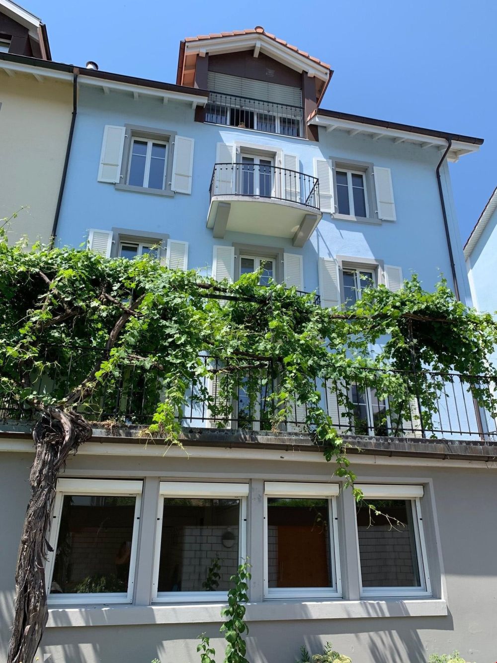 Moderne 2.5-Zimmer-Wohnung mit Terrasse im Hochparterre - Bild 2