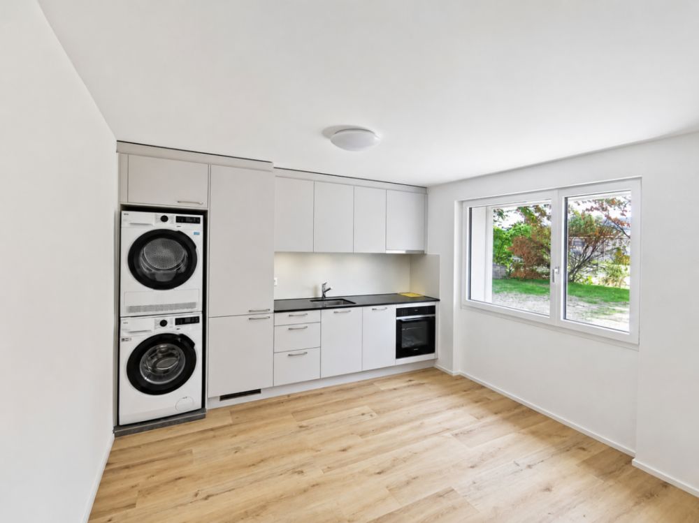 Neu renovierte 2.5-Zimmer-Wohnung mit privatem Sitzplatz - Bild 2