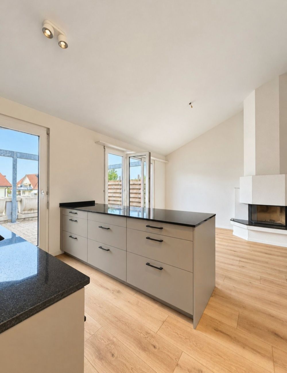 Erstbezug nach Komplettumbau  Helle 4.5-Zimmer-Wohnung mit Cheminée - Bild 4