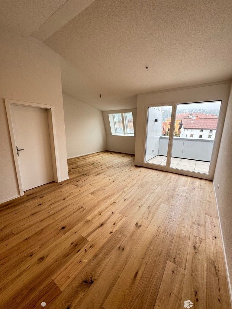 Modernes Wohnen im Neubau: 1.5-Zimmer-Wohnung mit Balkon im 3. OG - Wohnzimmer