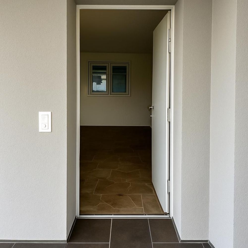 Exklusive 2.5-Zimmer-Attikawohnung mit grosser Terrasse in Studen - Bild 2