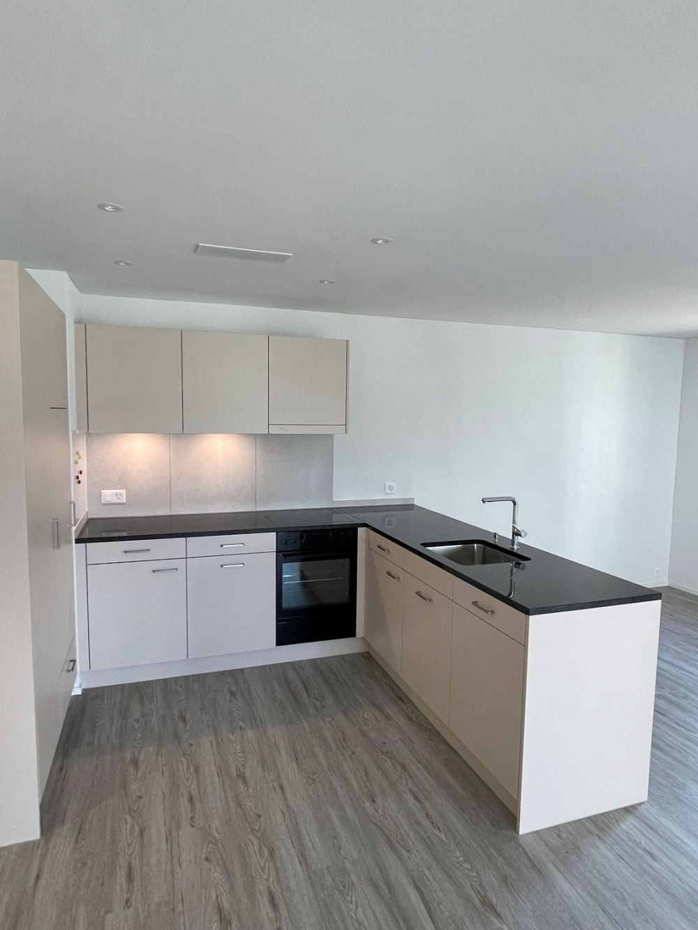 Moderne 4½-Zimmerwohnung mit grossem Sitzplatz in Dällikon - Bild 2