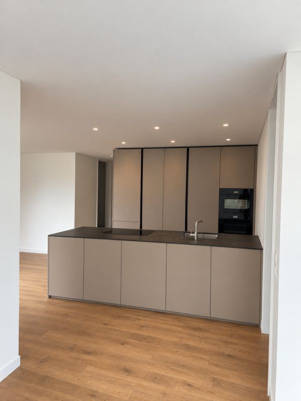 Traumhafte 3.5-Zimmer-Wohnung mit Rigiblick im Erstbezug - Hochwertige Küche im edlen Farbton Greige