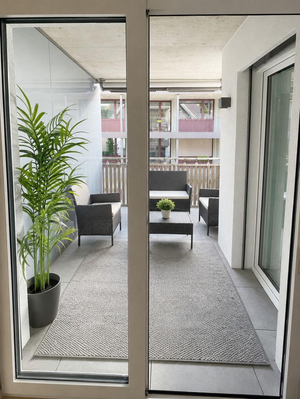 Moderne 3.5-Zimmer-Neubauwohnung mit BORA-Küche, zwei Bädern und sonnigem Balkon - Bild 3
