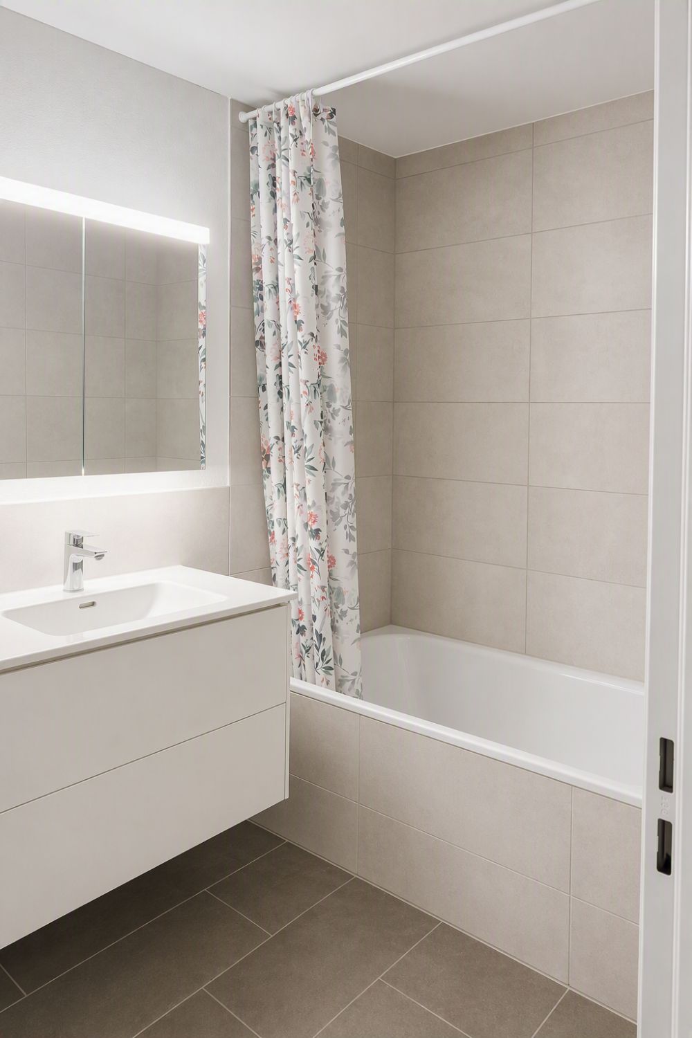 Wohnen, wo modernes Design, Komfort und Natur zusammenkommen - Bad_mit_Badewanne.png