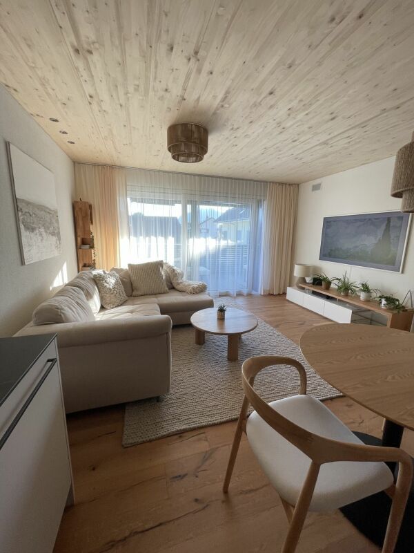 Moderne 2.5-Zimmer-Wohnung in Neubau mit Balkon und schöner Aussicht - Bild 3