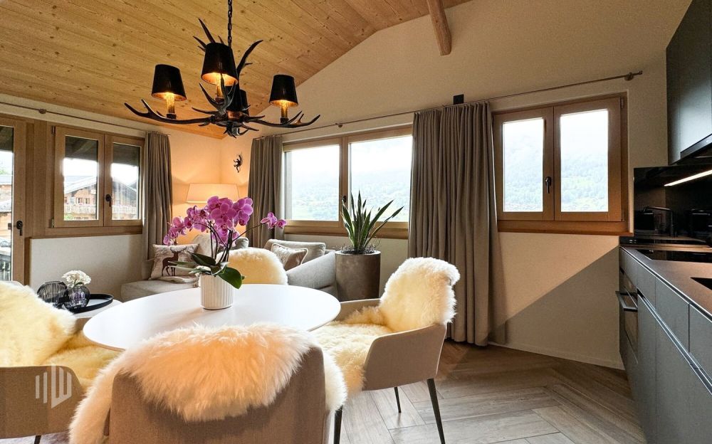 ImmoWyss -  Alleinstehendes (Ferien-) Chalet unter der Eigernordwand - Essbereich, runder Saron-Tisch mit 4 Stühlen