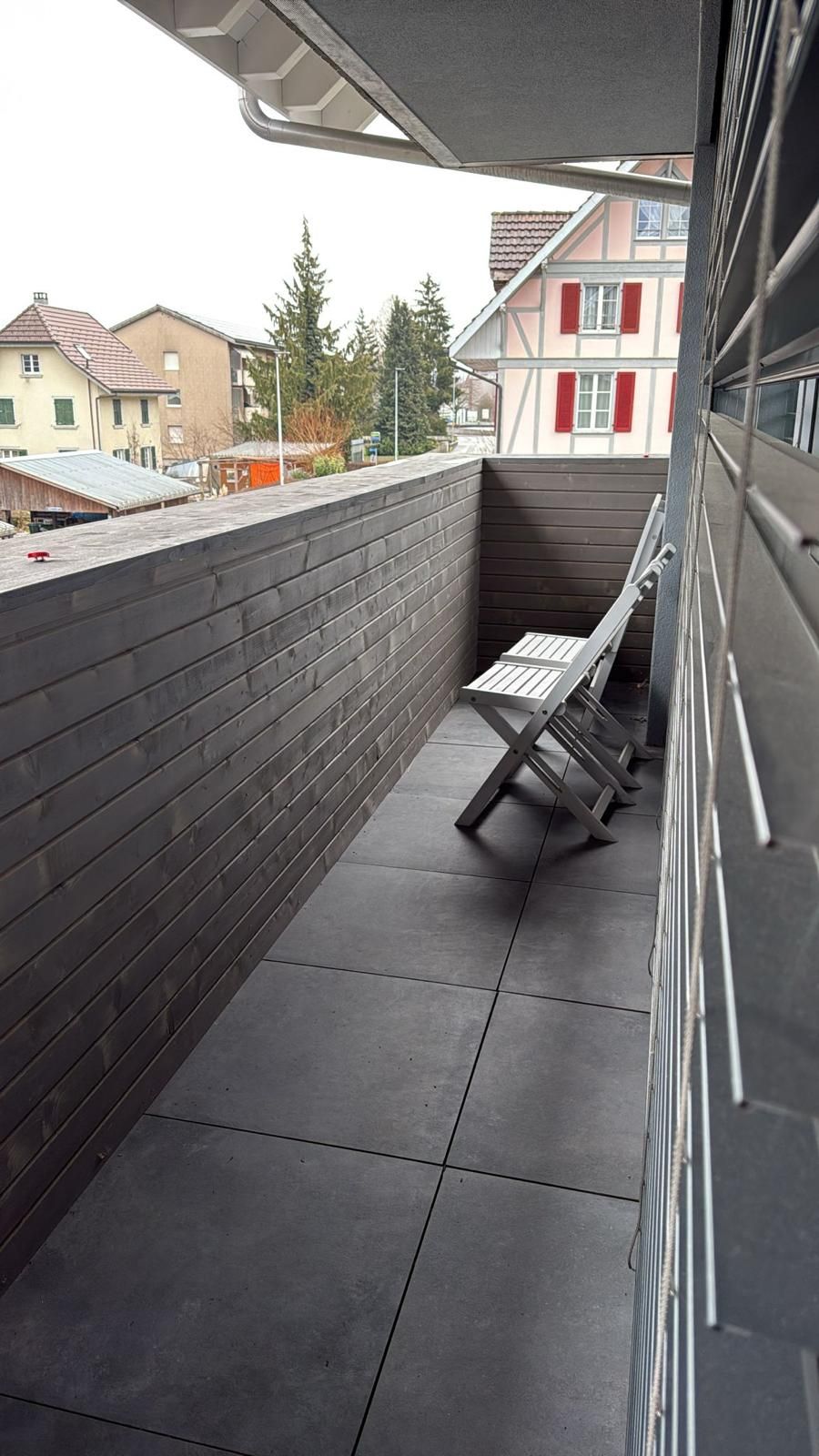 Moderne 3.5-Zimmer-Wohnung mit grosser Terrasse und Balkon - Bild 3