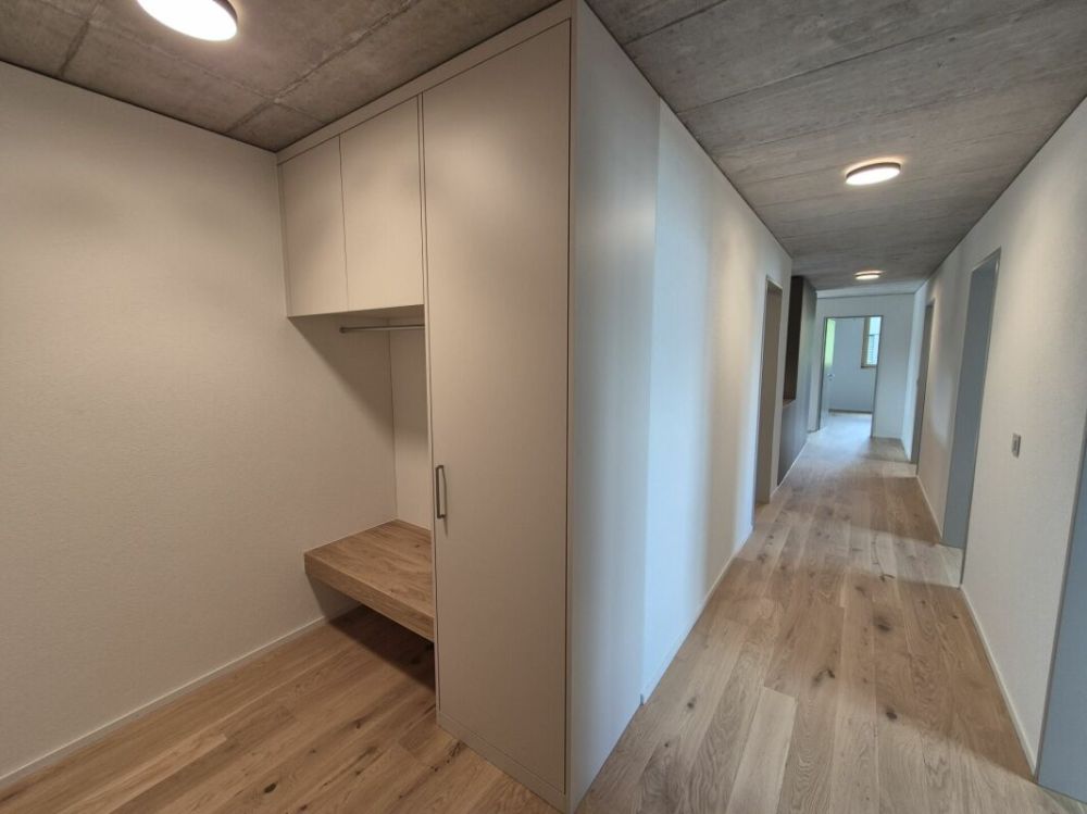 Erstbezug - 4.5 Zimmer im 2. Obergeschoss mit grossem Balkon - Garderobe