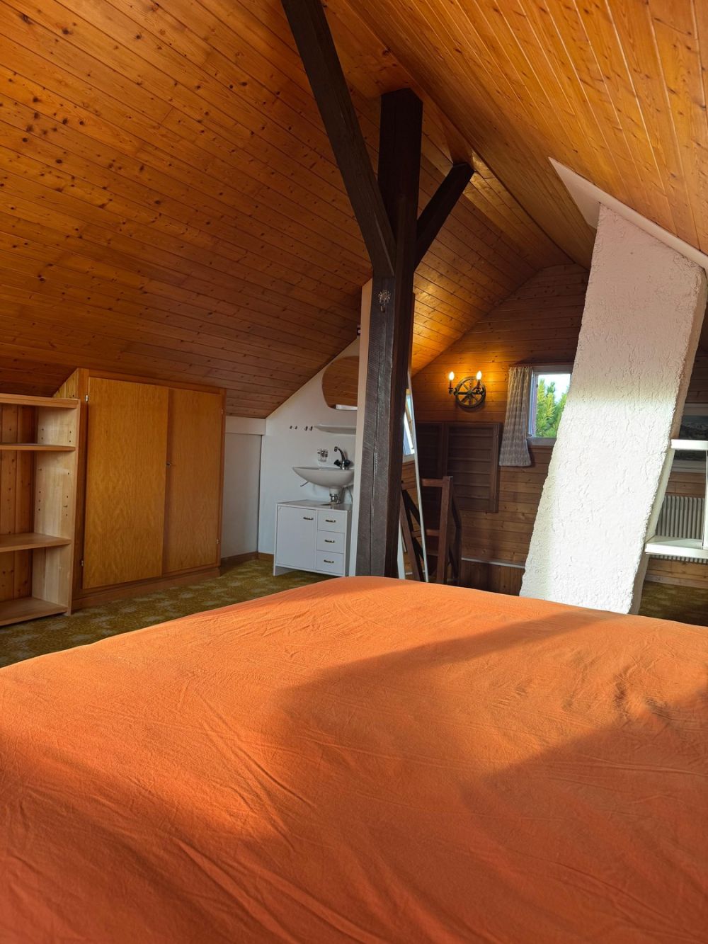 Dachzimmer mit Aussicht in geräumigen WG-Haus - Bild 4