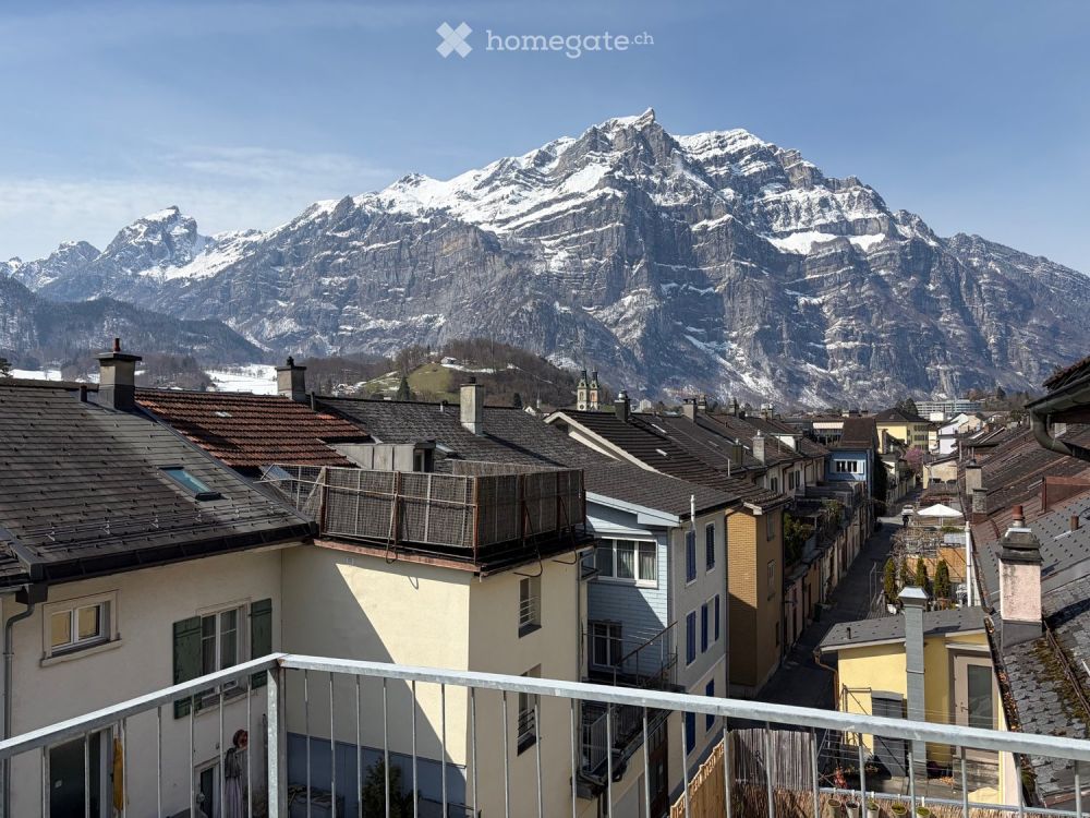 Charmante 2-Zimmer-Dachwohnung in Glarus mit eigener Terasse - Bild 1