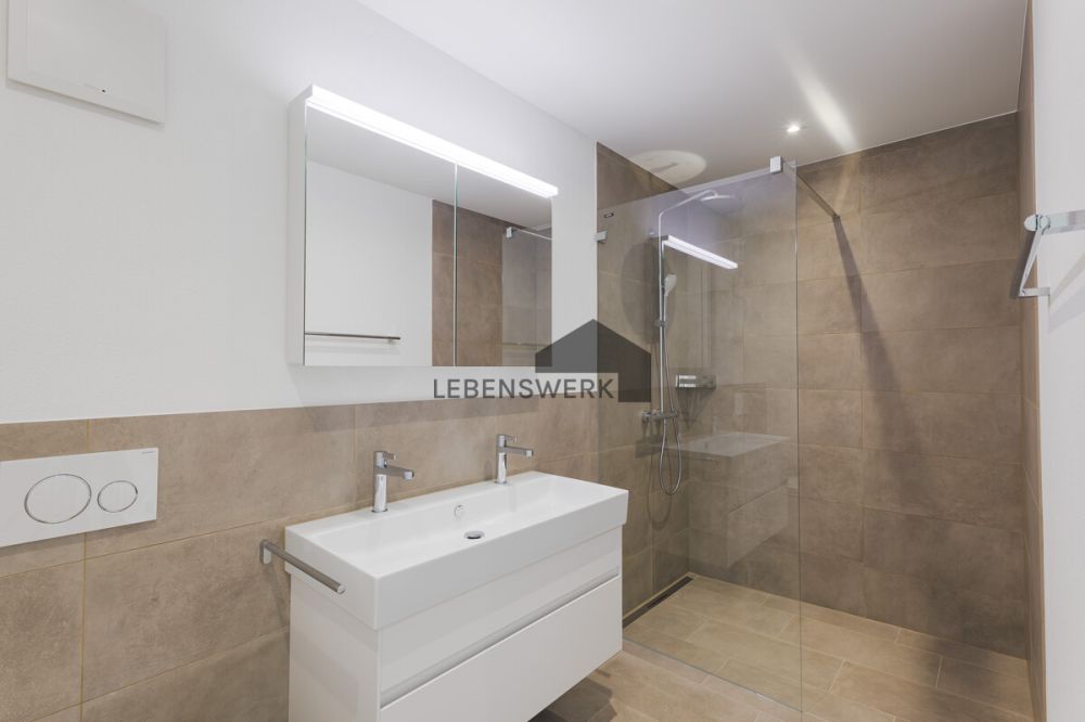 Grosszügige und moderne Wohnung in Kreuzlingen  ca. 149 m² Wohnfläche - Modernes Badezimmer mit grosszügiger Walk-in-Dusche  stilvoll, hochwertig und zeitlos gestaltet.