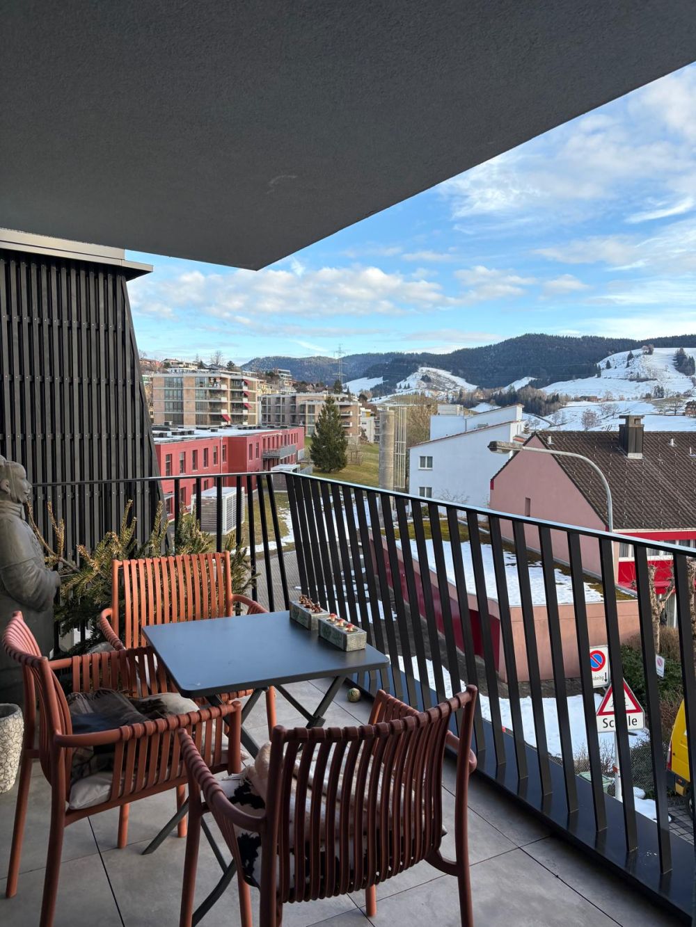 Moderne 2.5-Zimmer-Wohnung mit Balkon und Garage in Menzingen - Bild 10