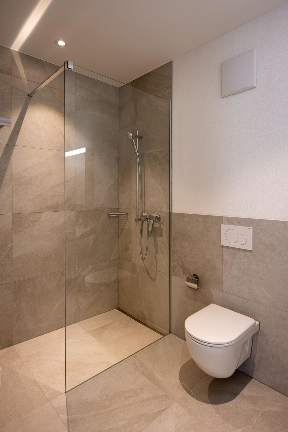 2.5 Zimmer-Dachwohnung mit Loggia und hohen Räumen - Bild 3