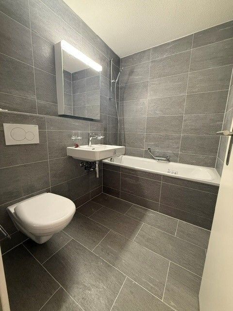Erstvermietung: Stilvolle, hochwertige Wohnung neu bezugsbereit! - Bad mit Badewanne.png