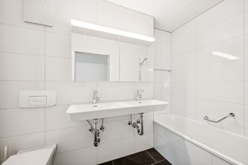 Erstvermietung nach Totalsanierung - Wohnung mit herrlicher Aussicht - Badezimmer