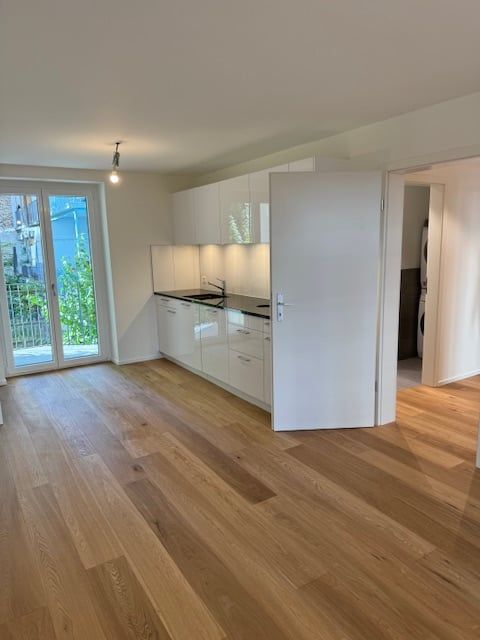 Ab 1.4.2026 -  Wunderschöne 2.5 Zi Wohnung W2, lauschiger Balkon - Bild 1