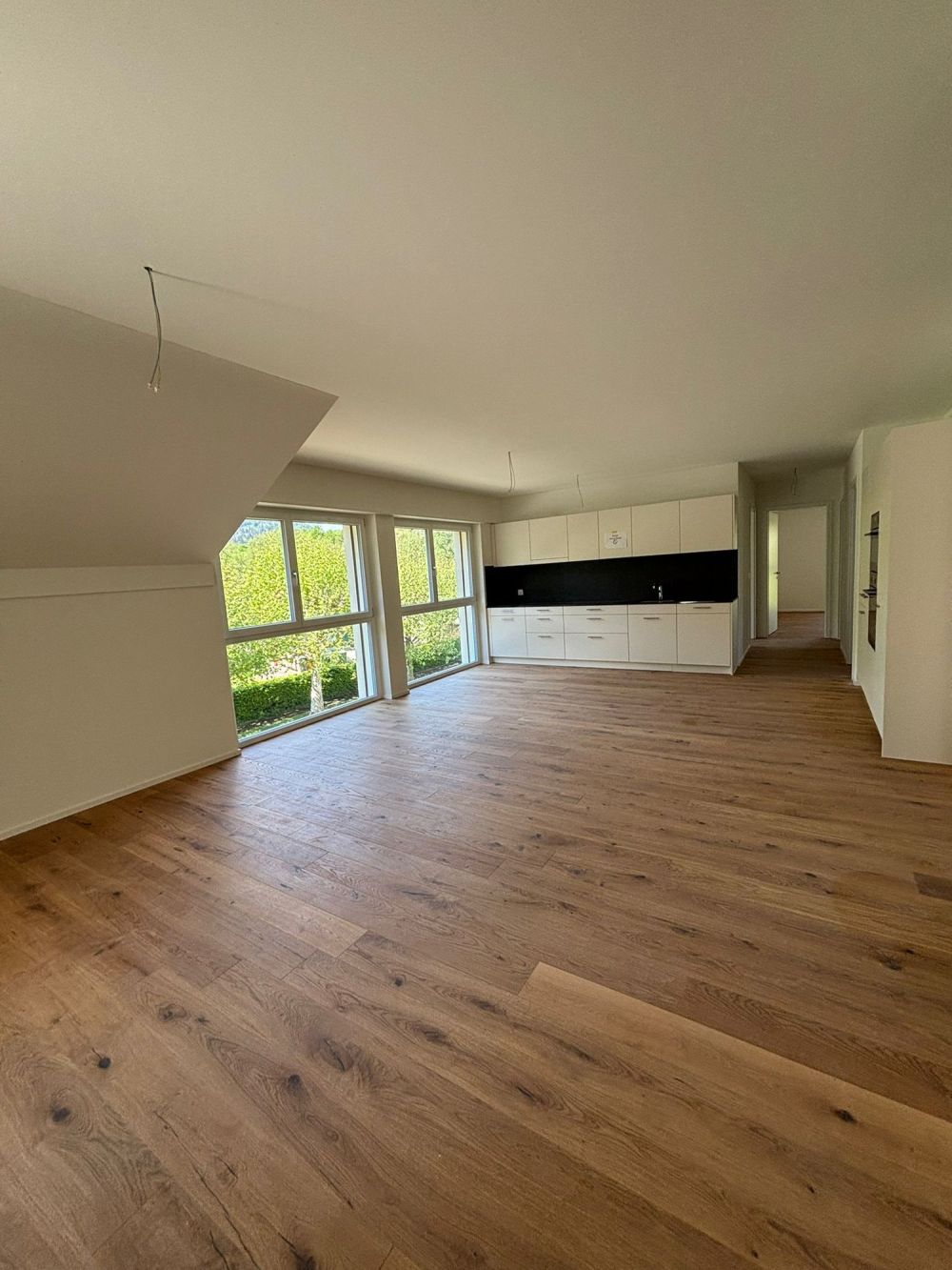 Appartement neuf lumineux et moderne de 4 pièces avec balcon, parking et carport inclus - Bild 4