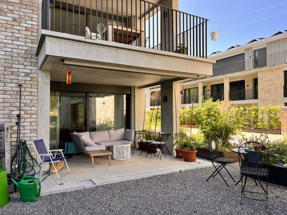 WG-Zimmer mit privatem Bad in grosszügiger Cluster-Wohnung mit Garten - Sitzplatz / Lounge