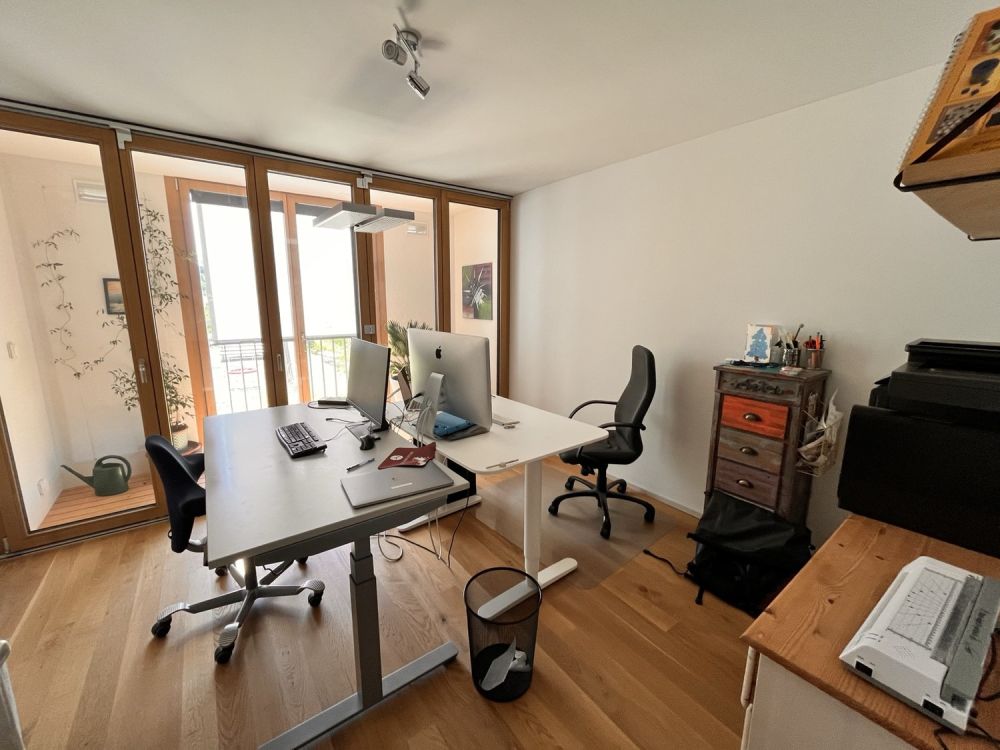 WG-Zimmer mit privatem Bad in grosszügiger Cluster-Wohnung mit Garten - Gemeinsames Büro