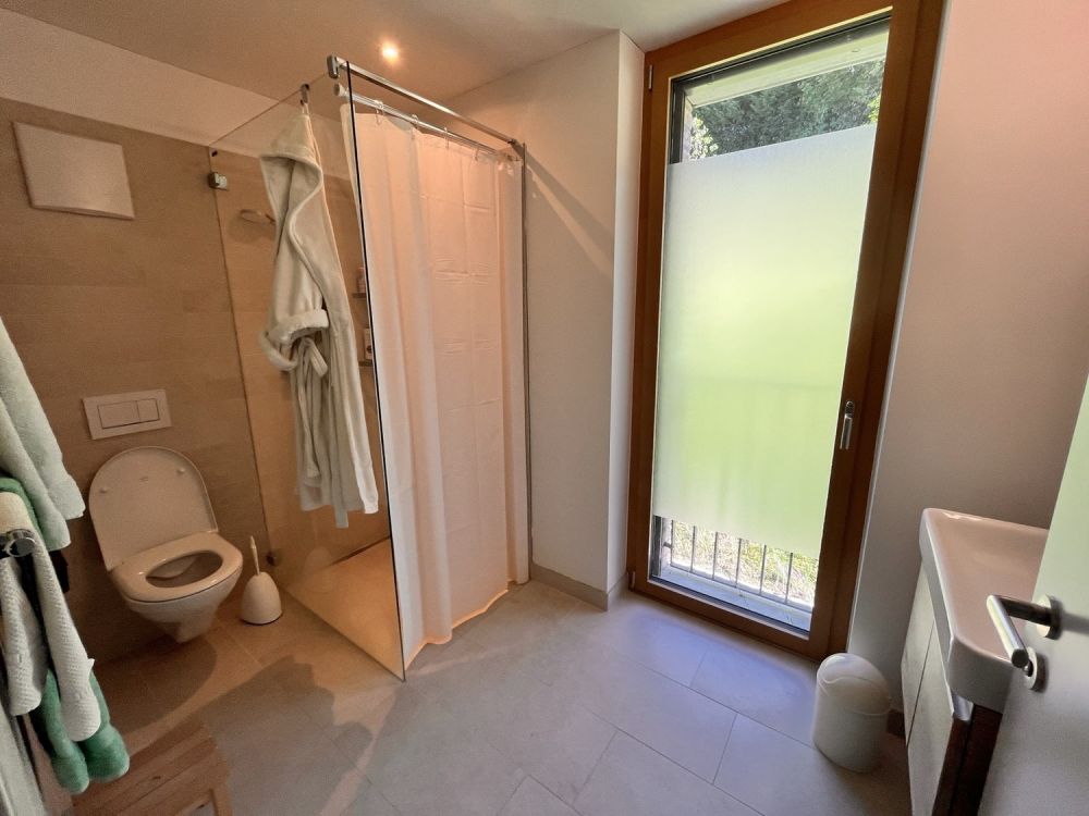 WG-Zimmer mit privatem Bad in grosszügiger Cluster-Wohnung mit Garten - Privates Badezimmer
