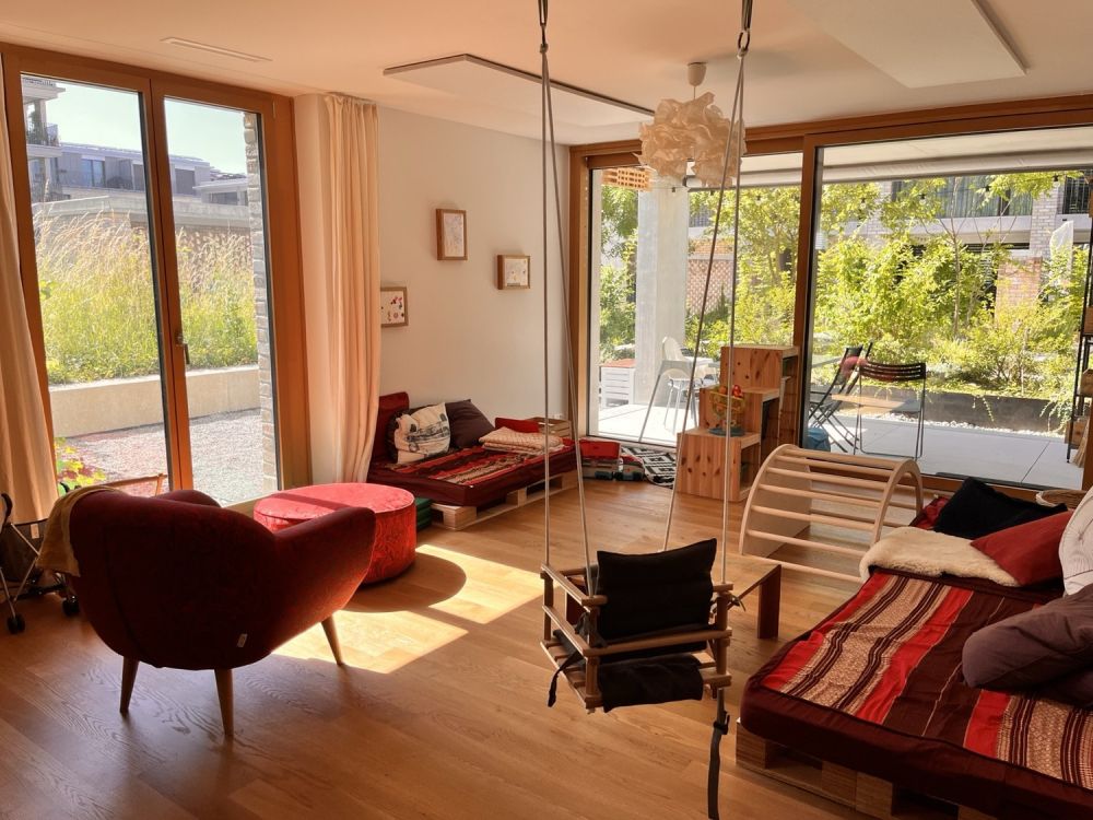 WG-Zimmer mit privatem Bad in grosszügiger Cluster-Wohnung mit Garten - Wohnzimmer EG / Sitzplatz