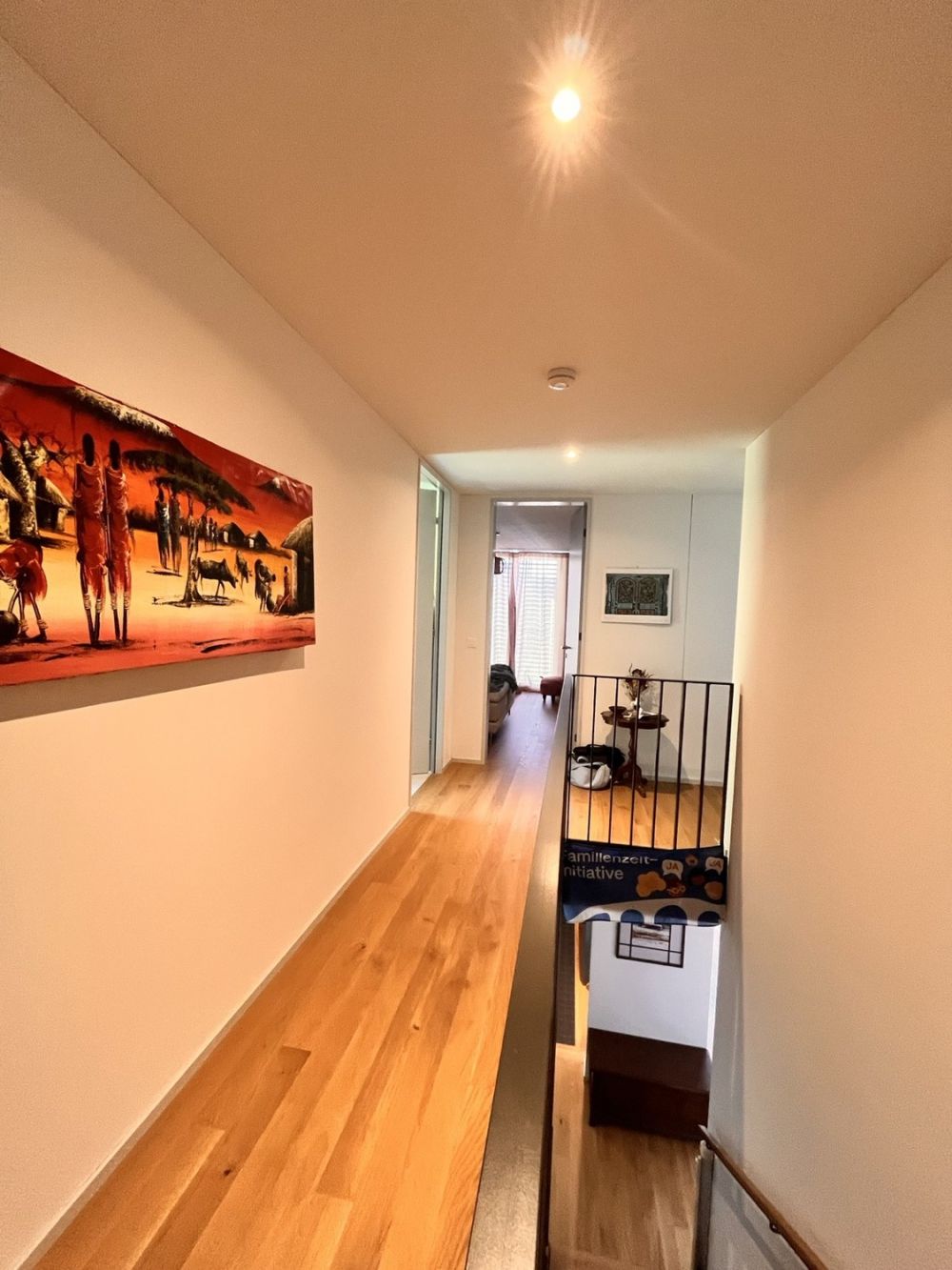 WG-Zimmer mit privatem Bad in grosszügiger Cluster-Wohnung mit Garten - Gang / Treppe EG/OG, hinten das Zimmer mit links privatem Badezimmer