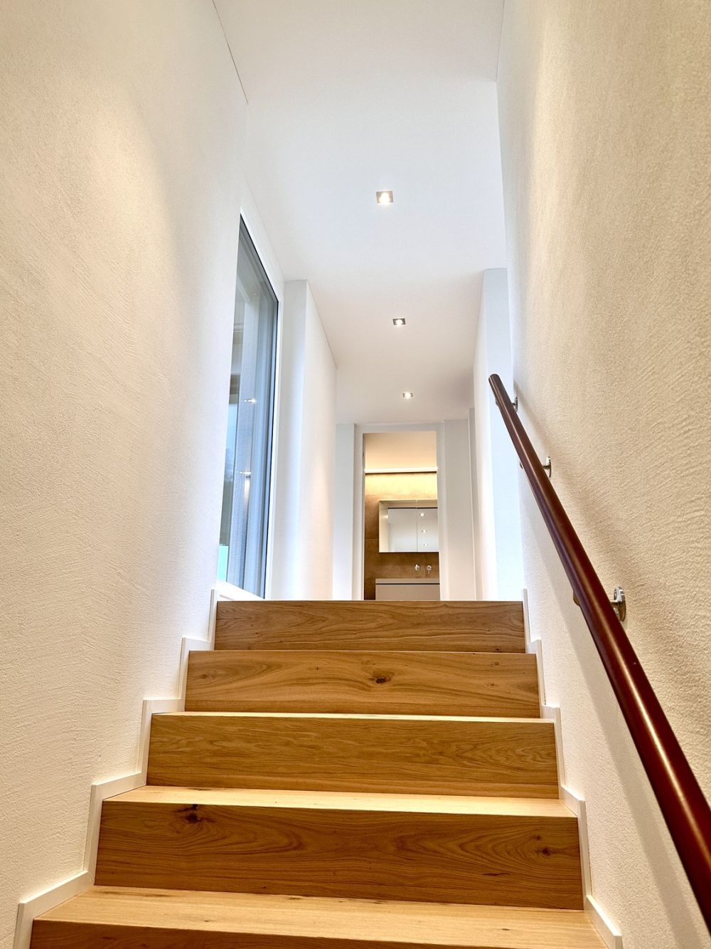 Attraktive 3½ Zimmerwohnung Attika im steuergünstigen Bäch SZ - Eingang