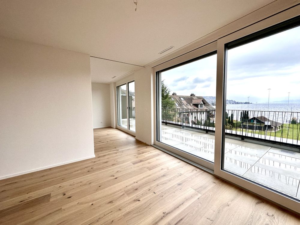Attraktive 3½ Zimmerwohnung Attika im steuergünstigen Bäch SZ - Schlafzimmer Nord-Ost
