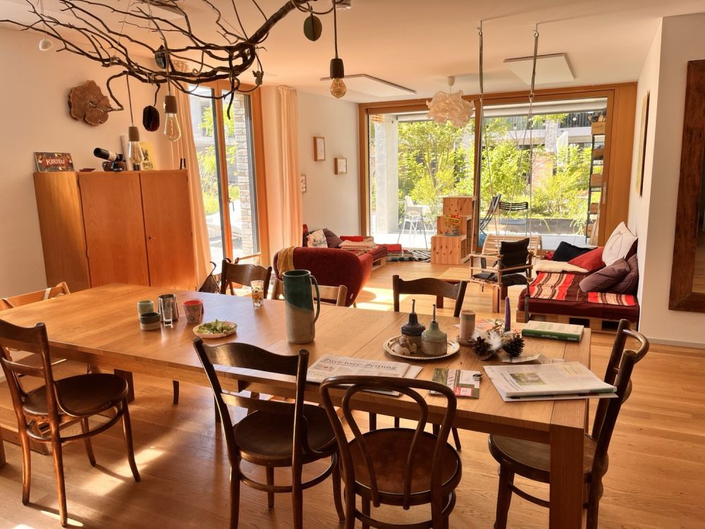 WG-Zimmer mit privatem Bad in grosszügiger Cluster-Wohnung mit Garten - Wohnzimmer EG