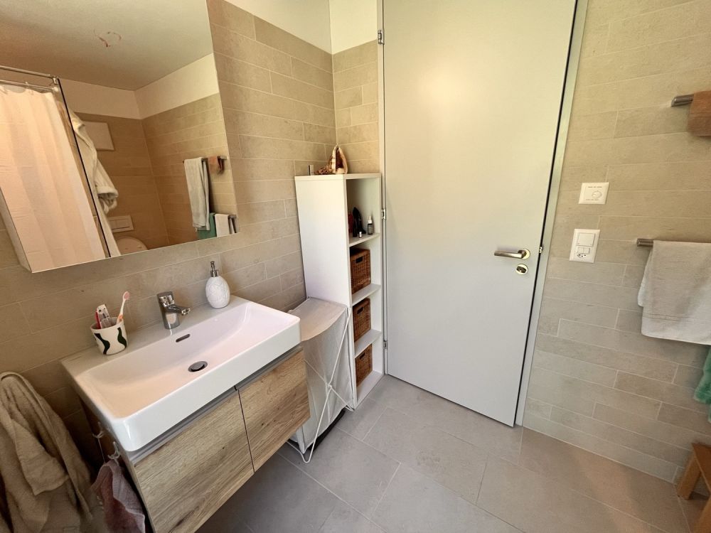 WG-Zimmer mit privatem Bad in grosszügiger Cluster-Wohnung mit Garten - Privates Badezimmer