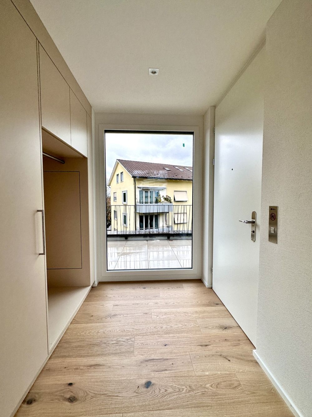 Attraktive 3½ Zimmerwohnung Attika im steuergünstigen Bäch SZ - Eingnangsbereich 