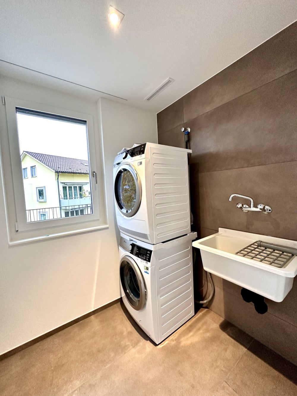 Attraktive 3½ Zimmerwohnung Attika im steuergünstigen Bäch SZ - Reduit