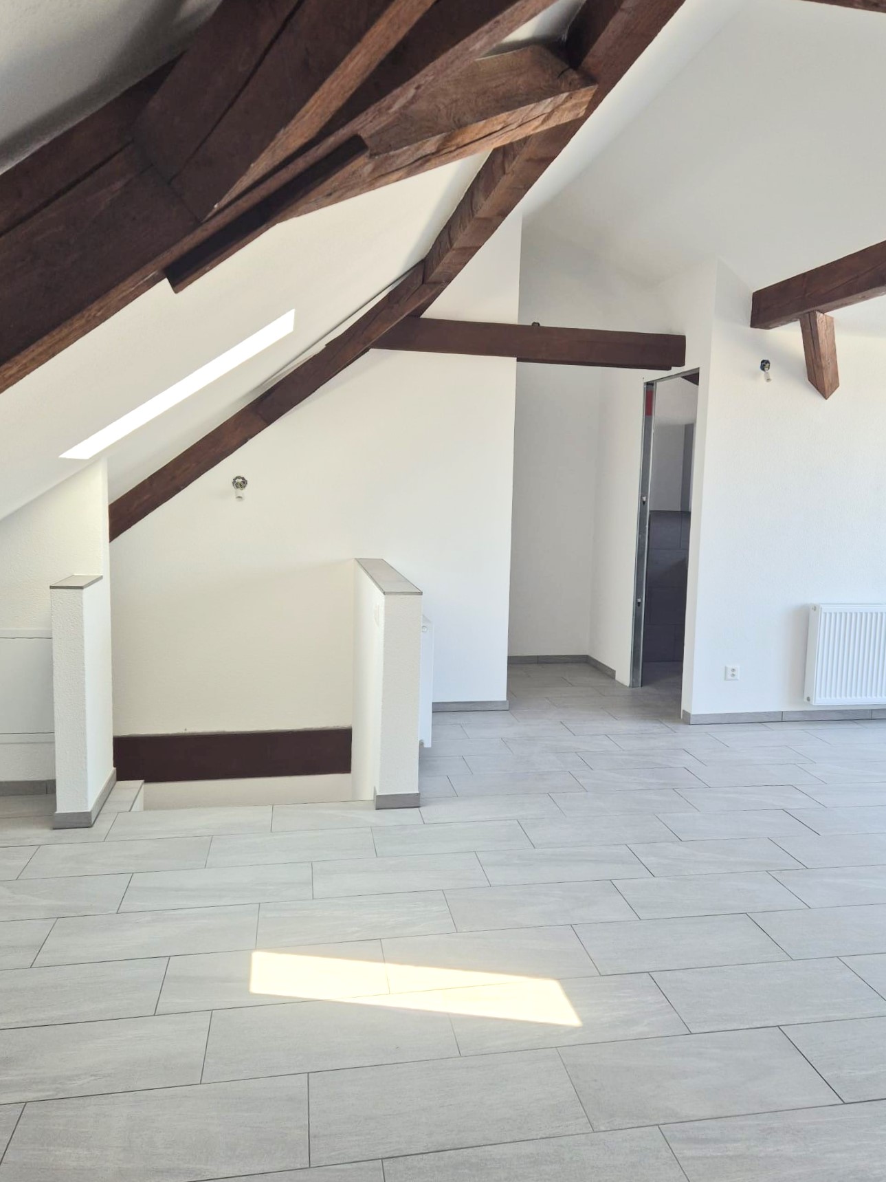 wunderschöne Dachwohnung mit Balkon - Treppe, Badezimmer