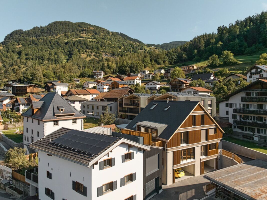 Moderne 4.5 Zimmer-Wohnung in Tomils - Bild 1