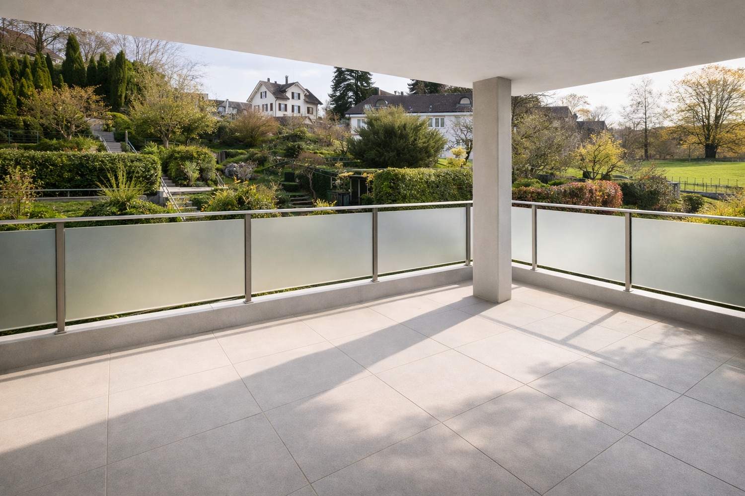 Erstbezug im Eigentumsstandard: 106 m² | 22.8 m² Süd-Balkon | Panorama-Fenster - 22.8 m² Süd-Balkon mit ganztägiger Sonne und Blick ins Grüne