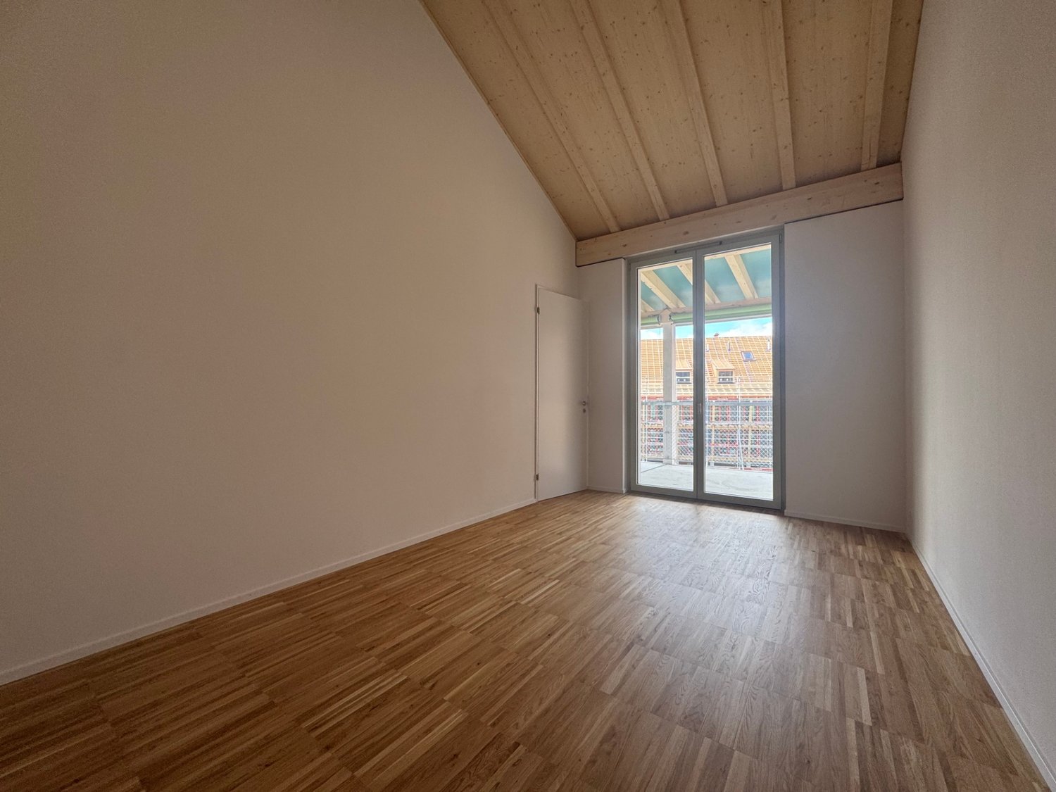 Moderne 3.5-Zimmer-Wohnung mit hohen Decken und Liftzugang - Bild 2