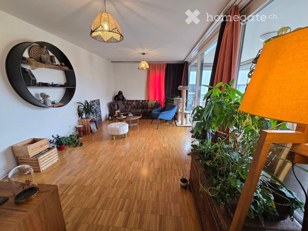 Appartement moderne de 3,5 pièces avec balcon et vue sur la ville - Bild 1