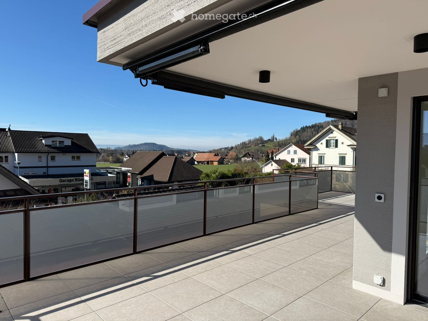 Moderne 3.5-Zimmer-Dachwohnung mit Aussicht in Hausen am Albis - Bild 1